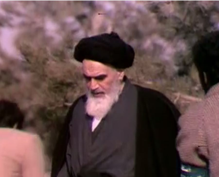 فیلم - فرود هلی کوپتر امام در بهشت زهرا - آمده شدن برای سخنرانی - pic.jpg