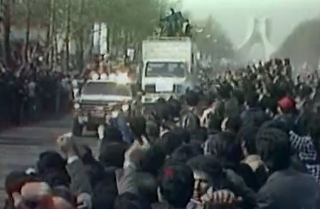 فیلم - مردم در مسیر  استقبال از امام 1 - pic.jpg
